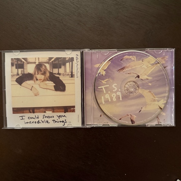 Original Taylor Swift 1989 CD with polaroid set - Picture 3 of 6